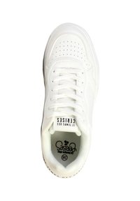 Hvid sneakers med glat læderstruktur, perforeret tåboks, afrundet form, snørebånd, præget brandlabel og subtile syningsdetaljer.