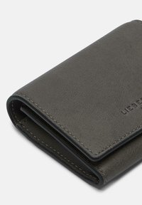 Portafoglio in pelle grigio scuro con una finitura testurizzata, design pieghevole, cuciture visibili e logo impresso sulla superficie.
