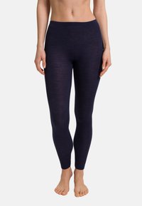 Námořnické legíny vyrobené z měkkého, elastického materiálu. Mají hladký pás a úzký střih, který sahá až ke kotníkům.