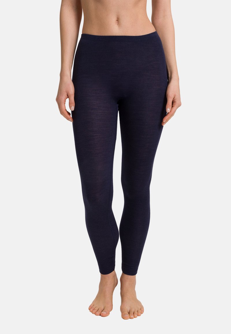 Námořnické legíny vyrobené z měkkého, elastického materiálu. Mají hladký pás a úzký střih, který sahá až ke kotníkům.