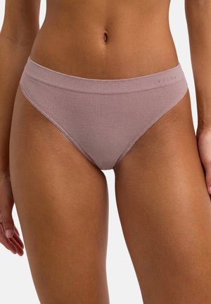 Kobieta w jasnofioletowej, prążkowanej bieliźnie w stylu bikini, ukazuje talię, biodra i górne partie ud na jednolitym białym tle.