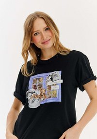 Czarna koszulka z kolorową grafiką przedstawiającą okno z telefonem i tekstem, z podwiniętymi rękawami, z miękkiej bawełny.