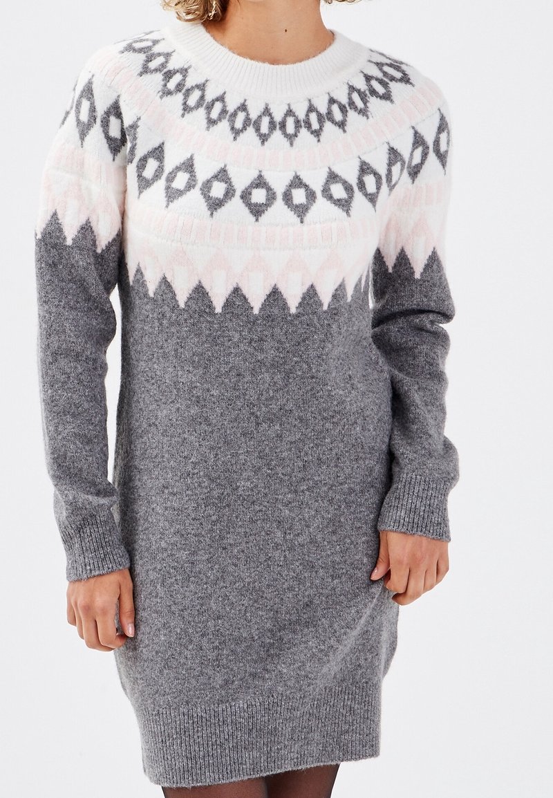 Robe grise en maille avec manches longues, présentant un motif géométrique en blanc et rose pastel sur le yoke. Texture douce, poignets côtelés.