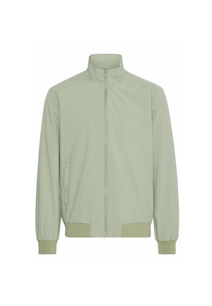 Jachetă bomber verde deschis, cu guler înalt, fermoar frontal și manșete și tiv elastic. Dispune de buzunare laterale și o textură netedă.