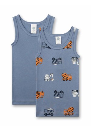 Due magliette azzurre senza maniche per bambino piccolo, una semplice e una con stampe di veicoli da cantiere arancioni e bianchi, mostrate distese su sfondo bianco.