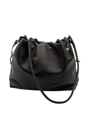 Weiche schwarze Lederschultertasche mit gerafftem oberen Abschluss und einem kleinen Anhänger in Form einer italienischen Flagge nahe dem Riemen.
