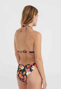 Rožnati bikini set z črno osnovo, živahnimi oranžnimi in rožnatimi cvetovi, s trakom za vrat in ujemajočim spodnjim delom s polnim krojem.