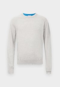 Hellgrauer Pullover mit Rundhalsausschnitt, langen Ärmeln und geripptem Saum. Der Innenhalsausschnitt hat einen blauen Akzent. Weiche Textur.