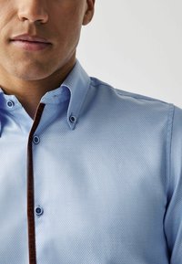 Next TRIMMED FIT SINGLE CUFF - REGULAR FIT - Camicia - light blue