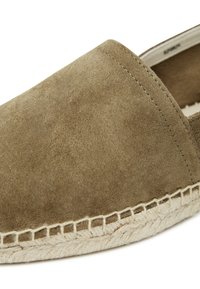 Scarpa espadrille in suede marrone con una finitura testurizzata e una soletta in corda di juta, caratterizzata da cuciture ordinate lungo il bordo.