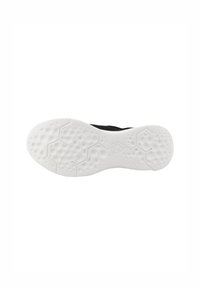 Semelle de chaussure de sport noire avec un fond en caoutchouc blanc présentant des motifs hexagonaux pour l'adhérence, des bords lisses et un logo gravé sur le côté.