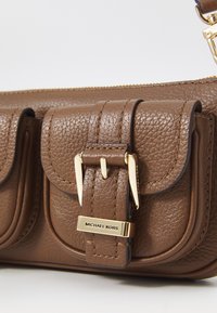 MICHAEL Michael Kors ZOE POUCHETTE - Handbag - dark caramel