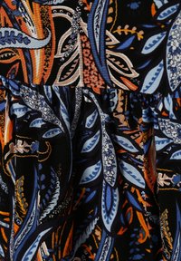 Schwarzer Stoff mit einem lebhaften Blumenmuster in Blau, Orange und Cream. Verfügt über eine geraffte Textur und eine Vielzahl von Blattformen und -größen.