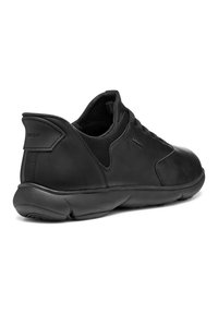 Sneaker nera in pelle con una finitura liscia, dettagli in rete, colletto imbottito e suola in gomma, con un logo sul tallone.