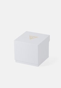 Vit, strukturerad, kvadratisk presentask med en guldig triangulär logotyp på toppen. Den har ett avtagbart lock för enkel åtkomst.