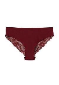 Bordeaux slipjes met een gladde stoffen voorkant en ingewikkelde kantafwerking langs de benen, voorzien van een gekartelde rand voor extra detail.