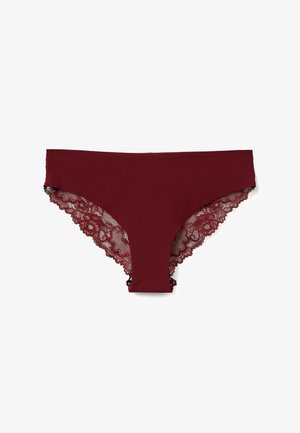 Burgundské kalhotky s hladkým předním dílem a propracovanou krajkovou lemovkou podél nohavic, s vlnkovým okrajem pro zvýraznění detailu.