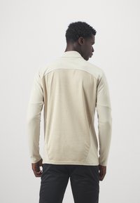 Puma AC MILAN PREMATCH 1/4 ZIP - Klupska odjeća - putty/prairie tan