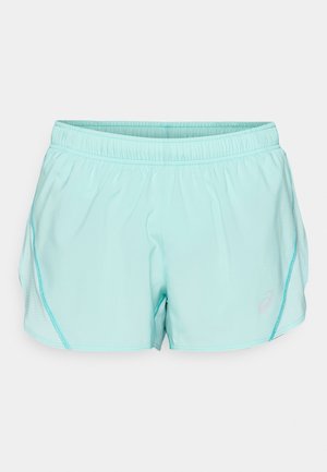 Pantaloni scurți sport de culoare turcoaz deschis, cu bretele elastice, panouri de plasă pe lateral și un mic logo în partea din față de jos. Textură netedă și croi lejer.