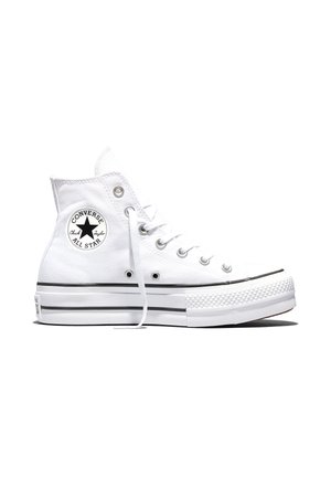 Baskets montantes en toile blanche avec des détails à rayures noires et un logo circulaire noir Converse All Star sur le côté.