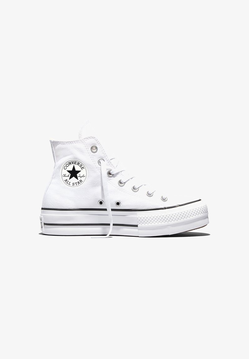 Baskets montantes en toile blanche avec des détails à rayures noires et un logo circulaire noir Converse All Star sur le côté.