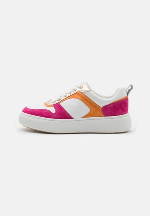 Baskets de sport en cuir blanc, avec des accents en suède rose et orange, une épaisse semelle blanche et des lacets ronds. Surface lisse avec des détails contrastants.