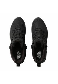 Czarne buty trekkingowe z teksturowaną cholewką, wzmocnioną strefą palców i kontrastującymi sznurówkami. Posiadają logo na wkładce oraz teksturowany uchwyt na pięcie.