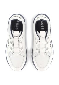 Baskets en maille blanches avec des accents gris, arborant un logo "BOSS" bien en vue, un design à lacets et des motifs texturés sur la semelle.