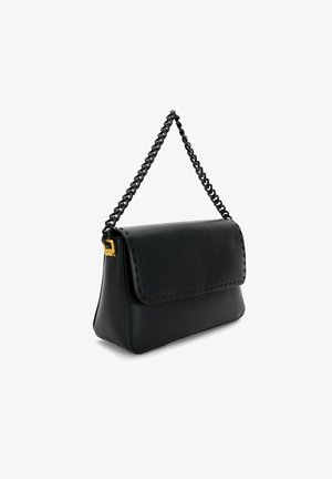 Zwarte leren handtas met een gestructureerde vorm, voorzien van een gevouwen klep en kettingriem. Decoratieve stiksels langs de rand van de klep en gouden hardware.