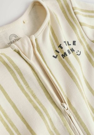 Gestreifter Baby-Schlafanzug aus Creme- und grüner Baumwolle mit einem vorderen Reißverschluss, versehen mit dem Text "LITTLE MAN" in Schwarz über einem Smiley.