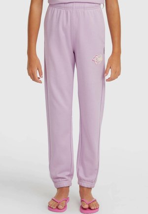 Lilla joggingbukser med elastisk taljebånd, tilspidsede manchetter og en pink dekorativ logo foran, lavet af et blødt, glat stof.