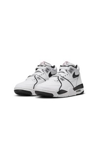 Baskets de sport blanches avec des accents noirs, en cuir synthétique, à bout rond, avec un col rembourré et un détail de logo emblématique sur le côté.