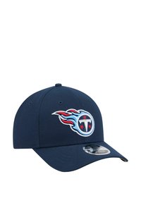 Dunkelblaues Baseballcap aus Baumwolle, mit einem gestickten Teamlogo, das Flammen und Sterne in roten und hellblauen Akzenten zeigt.