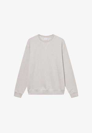 Sweatshirt gris clair à col rond avec manches longues, poignets et ourlet côtelés, et un petit détail triangulaire cousu sous l'encolure.