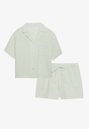 Jasnozielona koszula z krótkim rękawem, z kołnierzykiem i kieszonką z przodu, zestawiona z dopasowanymi szortami na sznurek, wykonanymi z materiału o fakturze.