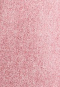 Zachte roze viltstof met een dichte, gestructureerde oppervlakte. Het materiaal lijkt licht pluizig en uniform van kleur zonder zichtbare patronen.