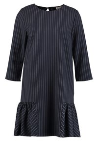 Dunkelblaues Kleid mit weißen Nadelstreifen, Bootsausschnitt, ¾-Ärmeln und einem gestuften Volant-Saum. Hergestellt aus leichtem Stoff.