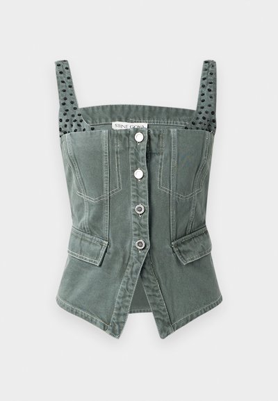 Grünes Denim-Bustier-Oberteil mit verstellbaren Trägern, vorderem Knopfverschluss, zwei Seitentaschen und strukturierten schwarzen Akzenten an den Trägern.