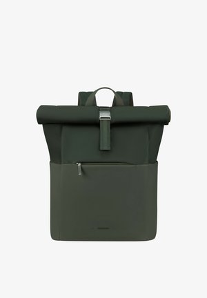 Dunkelgrüner Rolltop-Rucksack mit vorderer Reißverschlusstasche, Metallverschluss und gepolsterten Schulterriemen, vor einem weißen Hintergrund dargestellt.