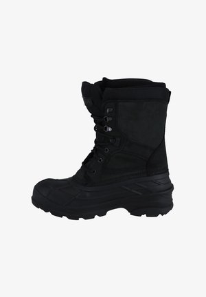 Zwarte geïsoleerde winterlaars met hoge schacht, veterluiting aan de voorkant en dikke robuuste zool voor buiten- of sneeuwrijke omstandigheden.