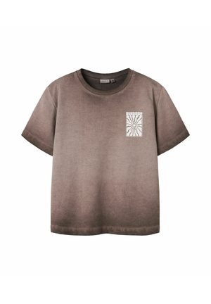 Brun kortærmet t-shirt med rund hals og en hvid "SUNDROP" grafik med solstråledesign på venstre bryst.