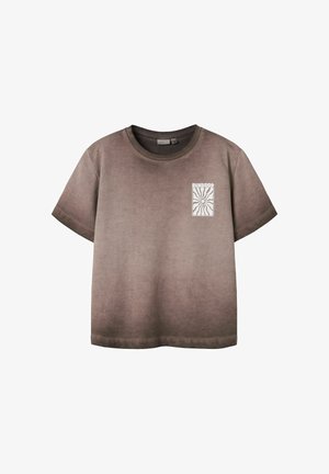 Camiseta marrón de manga corta con cuello redondo y un gráfico blanco "SUNDROP" con un diseño de rayos de sol en el pecho izquierdo.