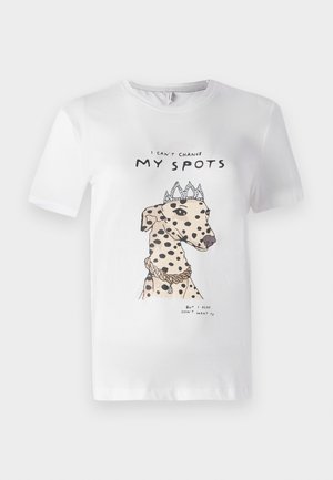 Baltos medvilnės marškinėliai su atspausdintu iliustracija, kurioje pavaizduotas dėmėtas šuo, dėvintis karūną ir kaklo papuošalą, su užrašu "Aš negaliu pakeisti SAVO DĖMIŲ."