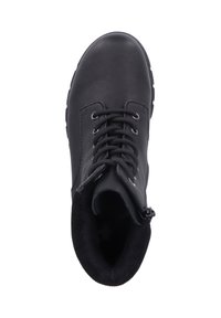 Botín negro hasta el tobillo con un exterior de cuero texturizado, diseño de cordones, cuello acolchado y cierre de cremallera en el lateral.