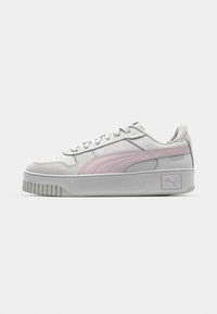 Zapatilla blanca y rosa claro con lengüeta acolchada, suela de goma texturizada y logo de Puma en el lateral y en el talón. Detalles de costura acentuados.
