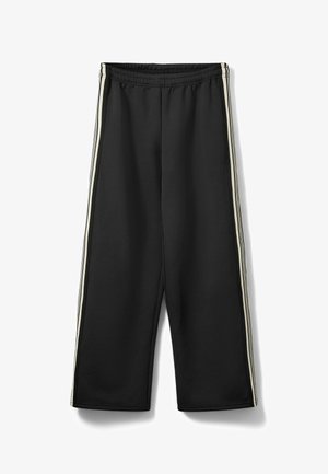 Zwarte joggingbroek met een elastische tailleband, voorzien van twee verticale witte strepen langs de zijnaden. Gemaakt van een glad, zacht stof.