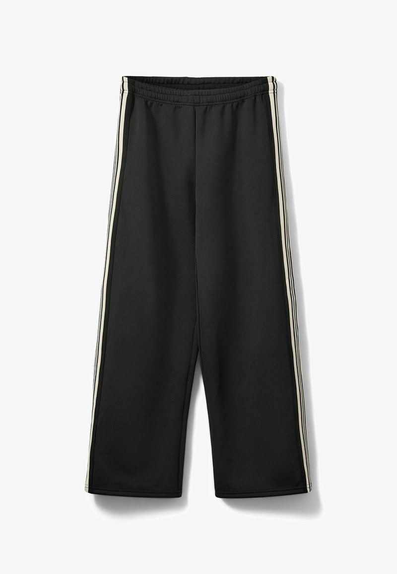 Pantalon de survêtement noir avec une taille élastique, présentant deux bandes blanches verticales le long des coutures latérales. Fabriqué en tissu lisse et doux.