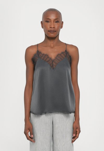 Camisole gris satiné avec un décolleté en V profond, ornée de accents en dentelle noire transparente le long des bords et de fines bretelles spaghetti. Texture lisse.