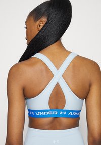 Under Armour CROSSBACK MID  - Sutiã desportivo de suporte médio - breaker blue/victory blue/white