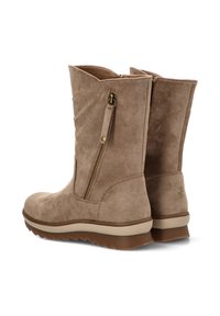 Botas de tobillo de ante marrón con suela de cuña baja, que cuentan con un cierre lateral y un acabado texturizado, diseñadas para ofrecer comodidad y durabilidad.